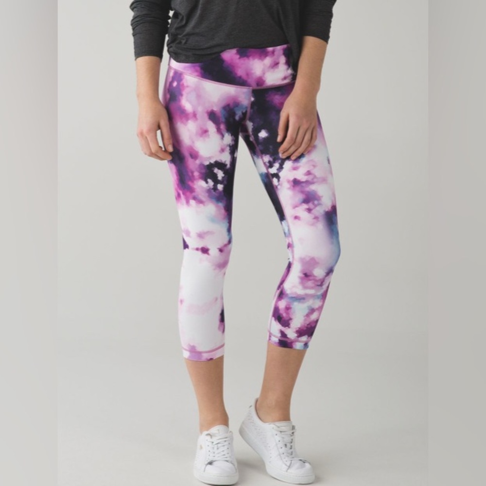 4051 -Lululemon Wunder Under
Blooming Pixie Multi- 26” - Picture 3 of 7